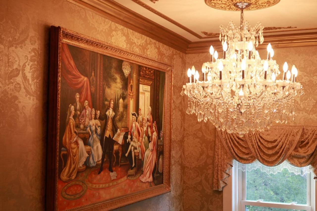 Hotel Chateau Medieval Royal Chamber Connellsville