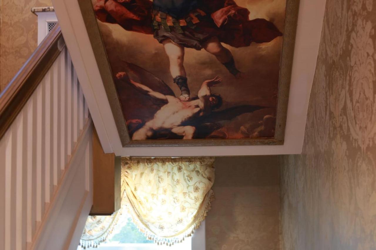 Chateau Medieval Royal Chamber Hotel *